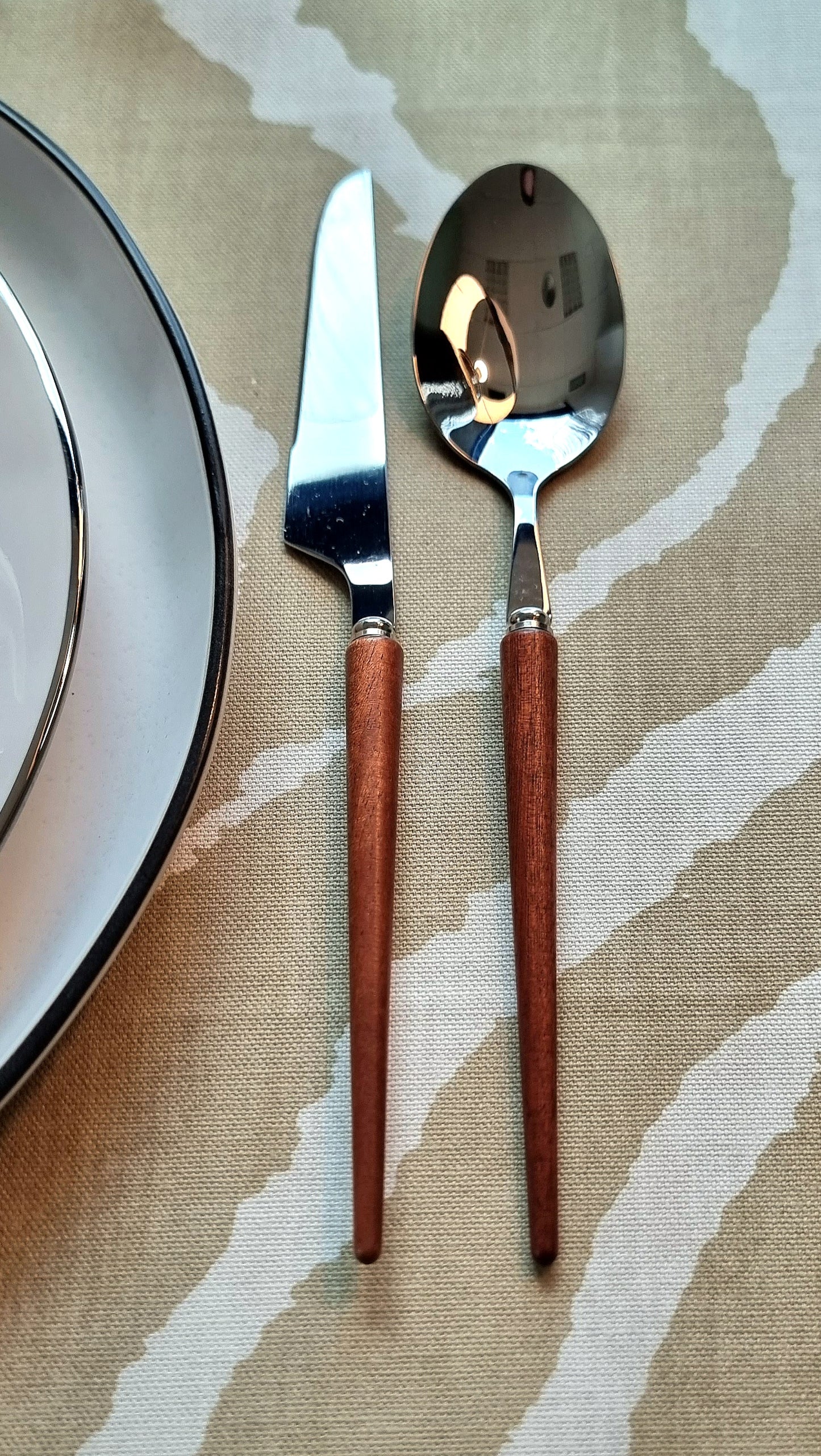 Juego de cubiertos mango de madera auténtico 24 piezas.