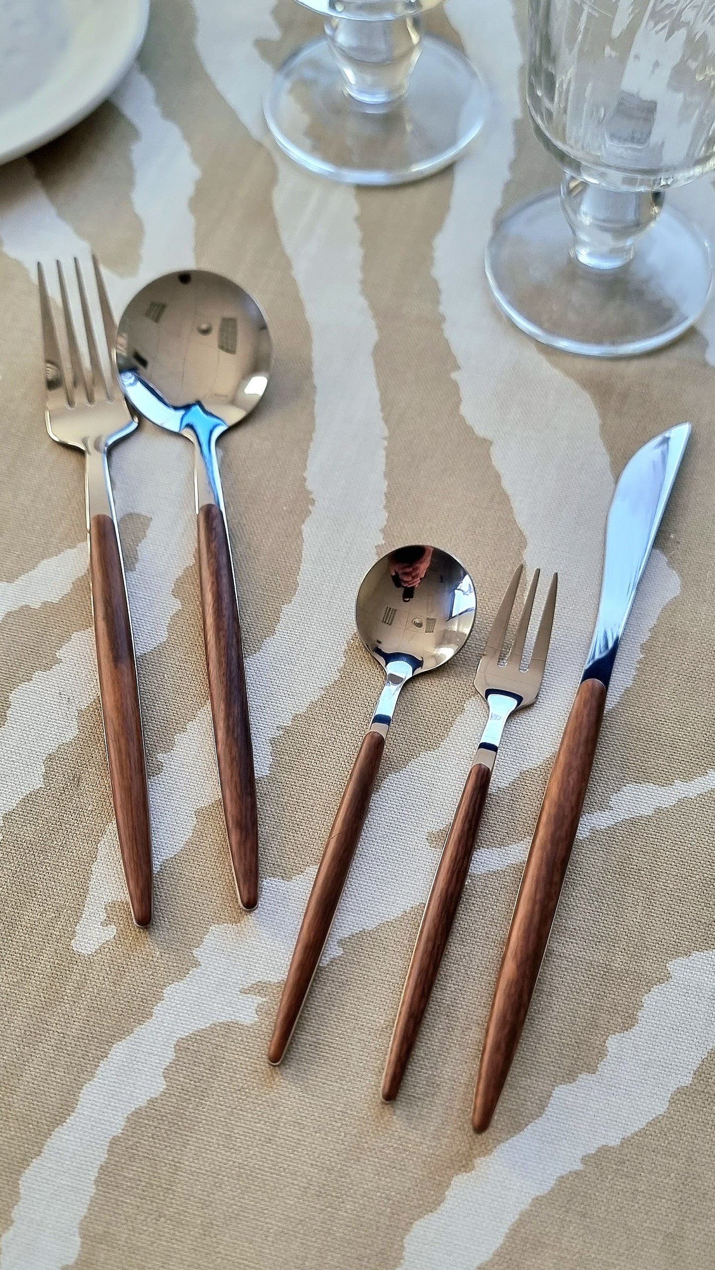 Cubertería moderna mangos en resina efecto madera 30 piezas.