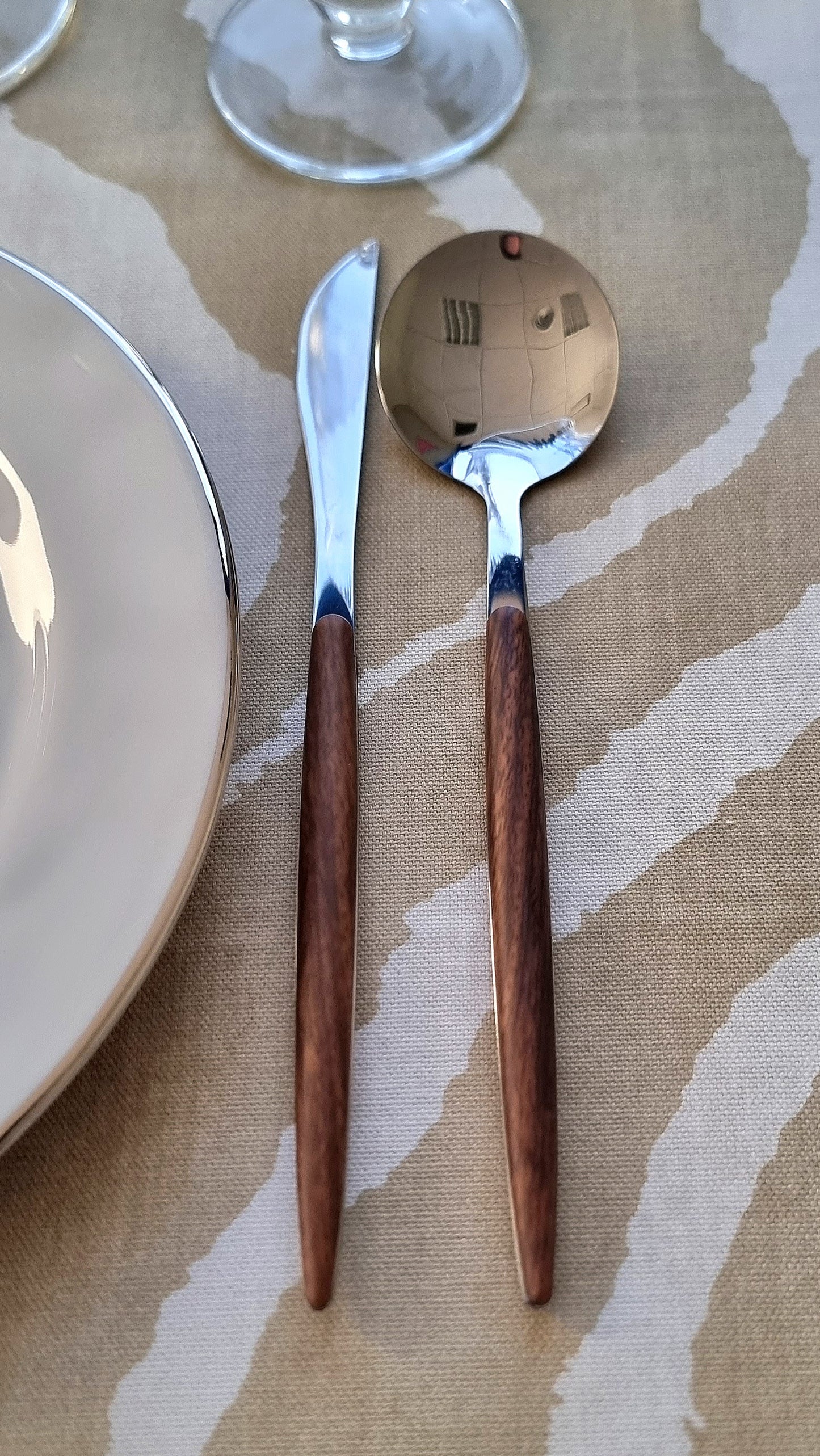 Cubertería moderna mangos en resina efecto madera 30 piezas.